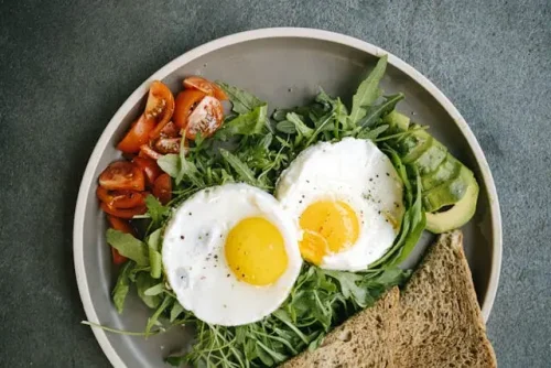 healthy breakfast for diabetics eggs spinach whole grain plate